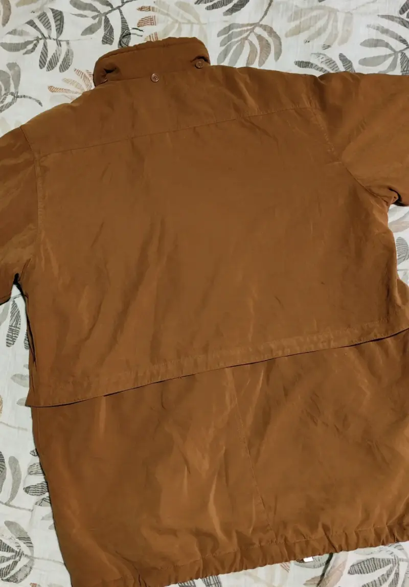 Chaqueta térmica camel con cuello alto - 3