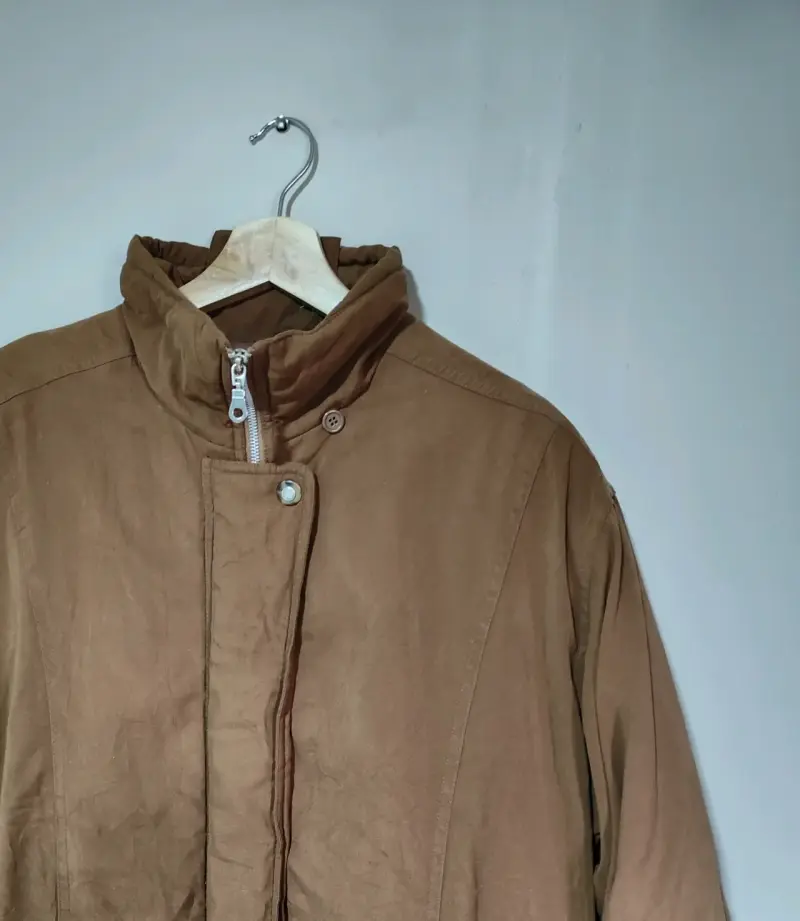 Chaqueta térmica camel con cuello alto - 4