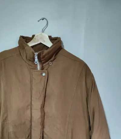 Chaqueta térmica camel con cuello alto - miniatura 4