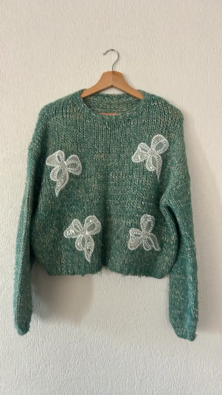 Suéter verde con apliques de lazo