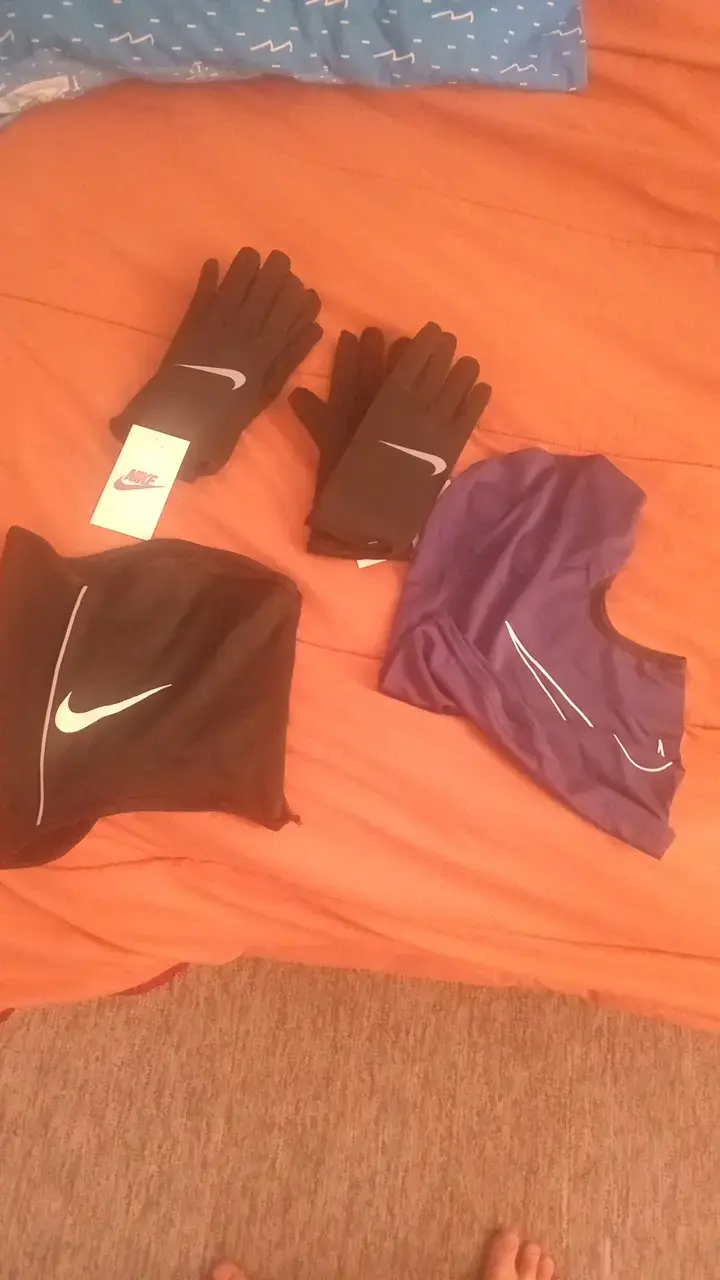 Set de guantes y pasamontañas Nike para invierno