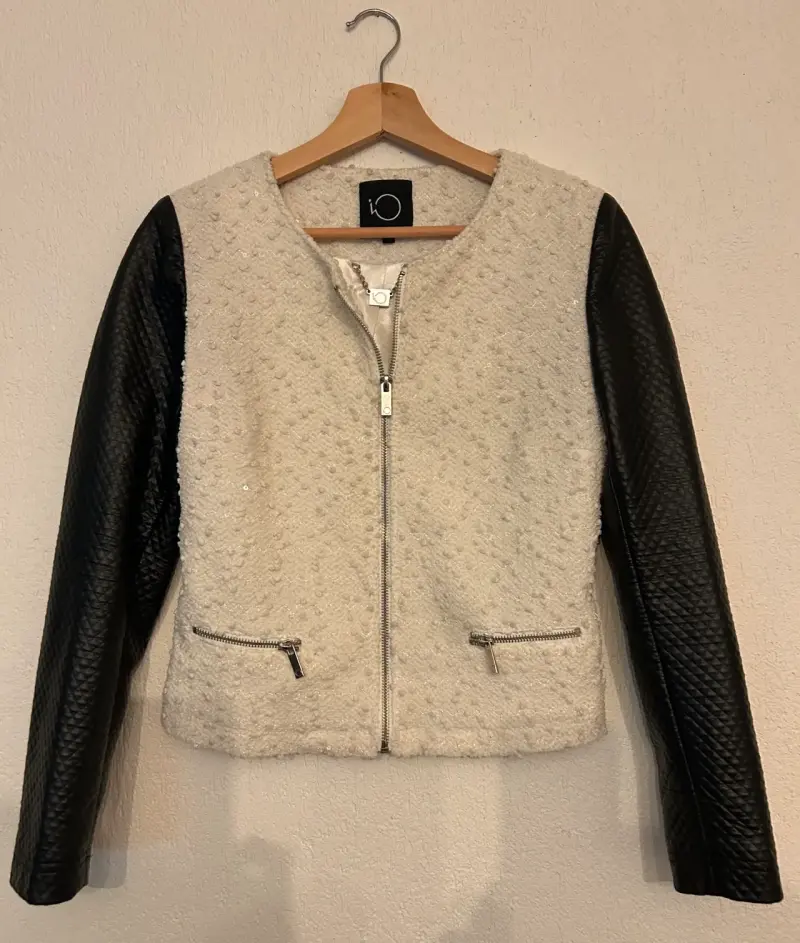 Chaqueta de mujer con mangas de cuero sintético - 1