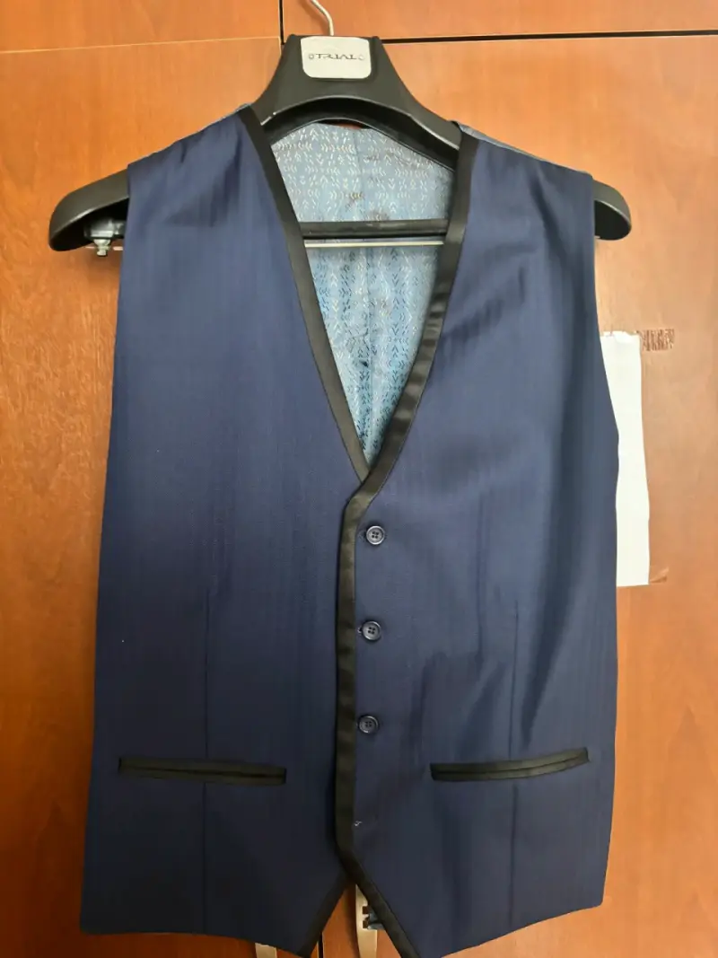 Traje de Hombre Azul con Chaleco Elegante - 3
