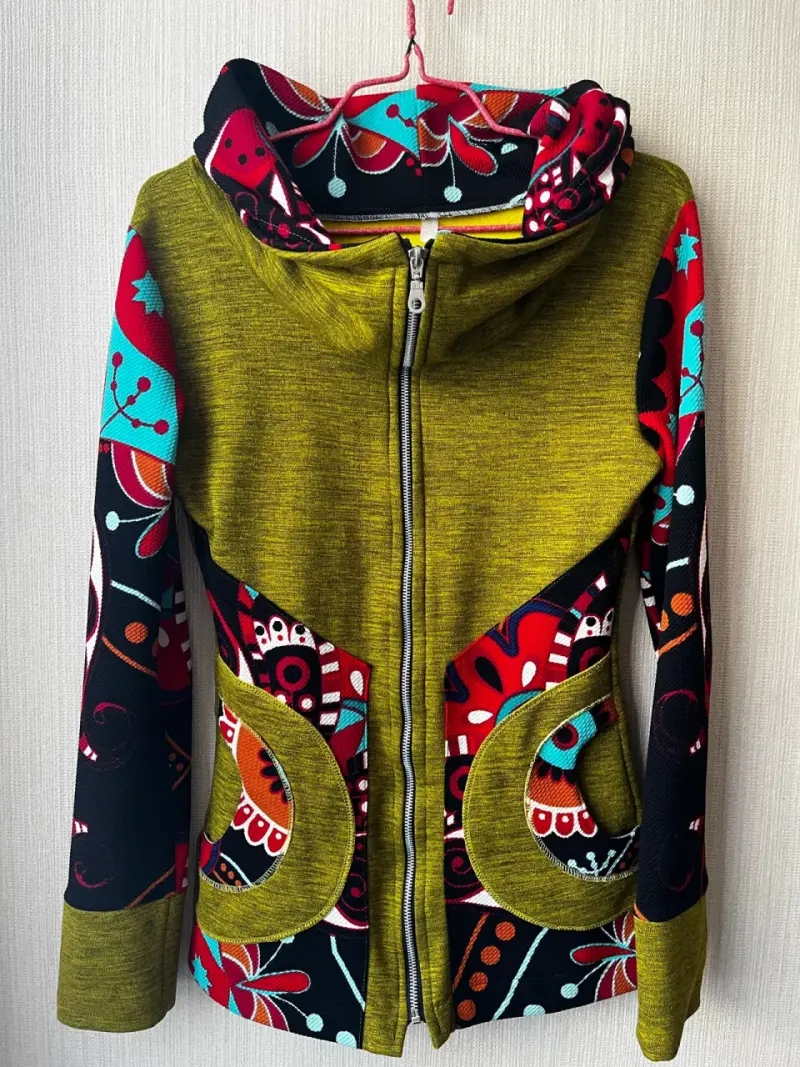 Chaqueta con capucha de diseño colorido