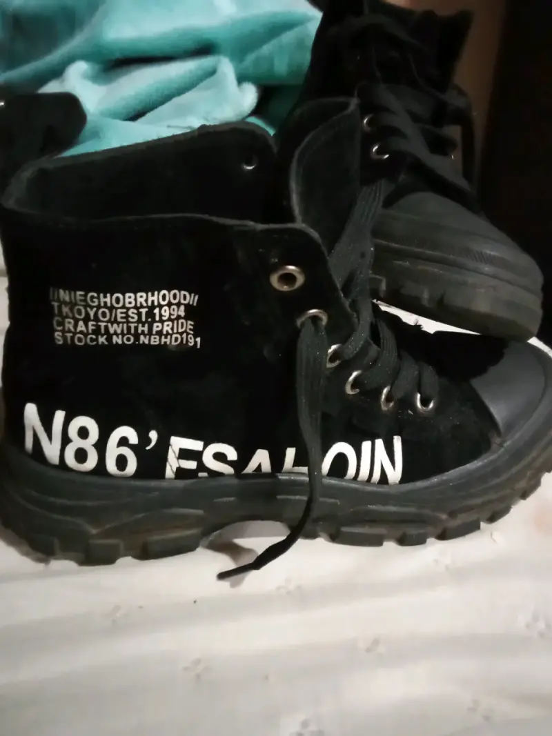 Botas negras de estilo urbano con texto