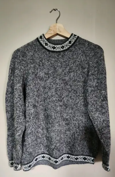 Suéter gris jaspeado con detalles de grecas - miniatura 2