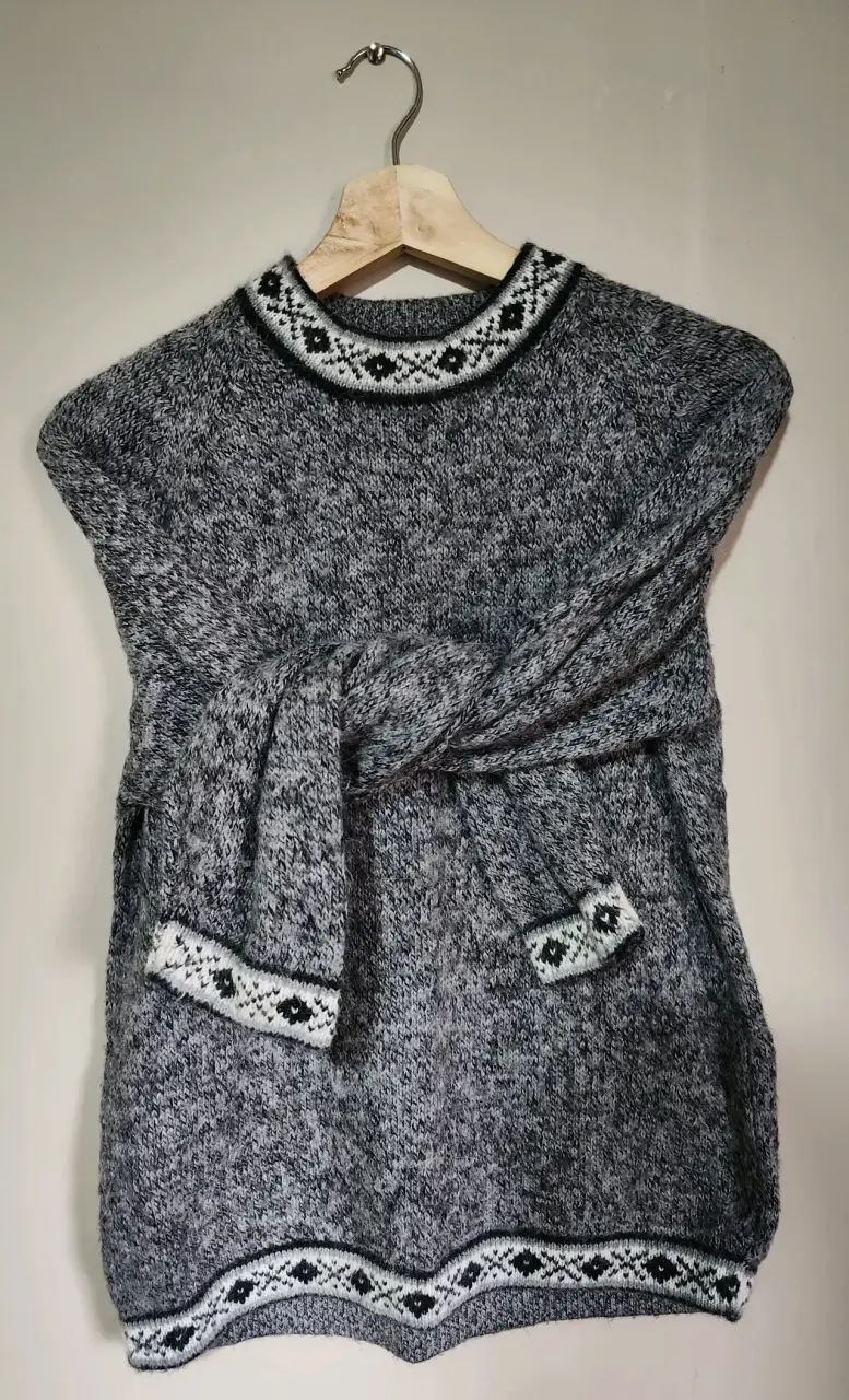 Suéter gris jaspeado con detalles de grecas - 3