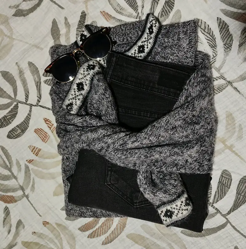 Suéter gris jaspeado con detalles de grecas - 4
