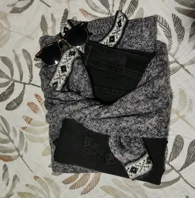 Suéter gris jaspeado con detalles de grecas - miniatura 4