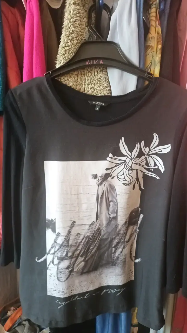 Polera negra con diseño gráfico Marquis