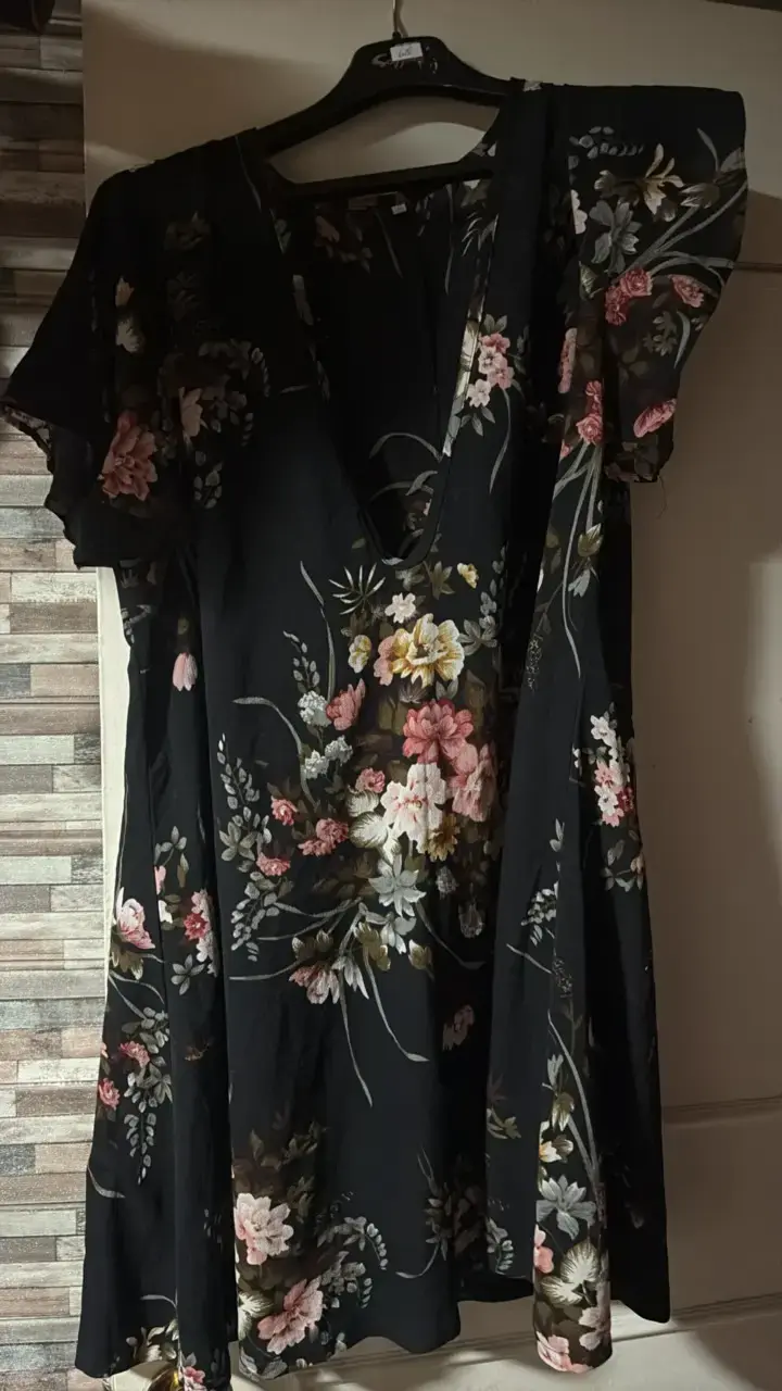 Vestido floral negro con mangas cortas - 1