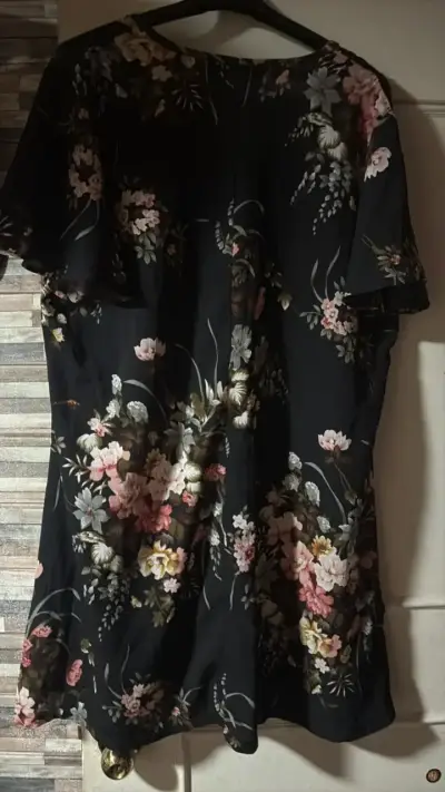 Vestido floral negro con mangas cortas - miniatura 2