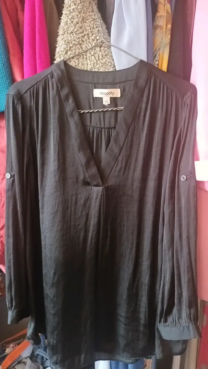 Blusa negra de manga larga Nicopoly