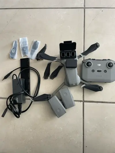 Drone DJI con accesorios completos - miniatura 1