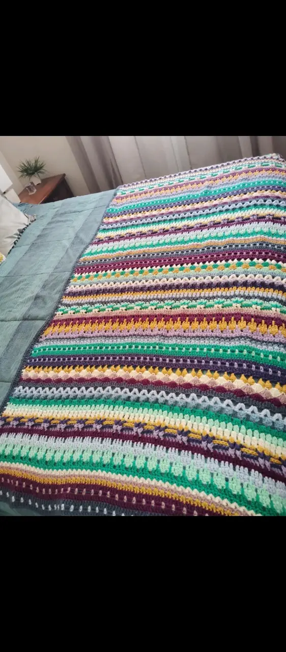 Manta tejida a crochet para cama o sillón. - 1