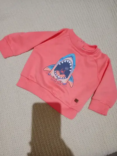 Polerón infantil naranja con diseño de tiburón - miniatura 1