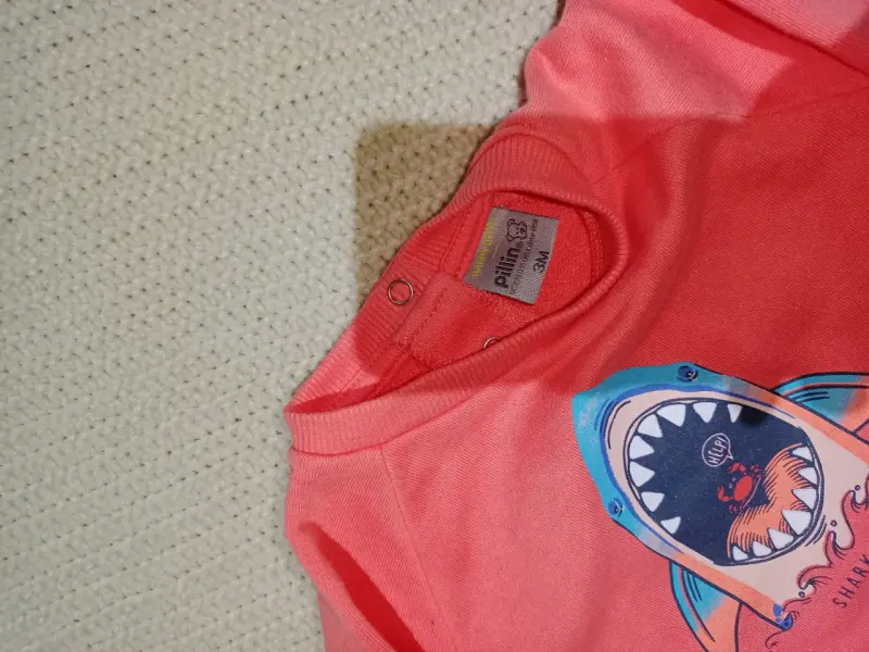 Polerón infantil naranja con diseño de tiburón - 2