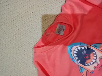 Polerón infantil naranja con diseño de tiburón - miniatura 2