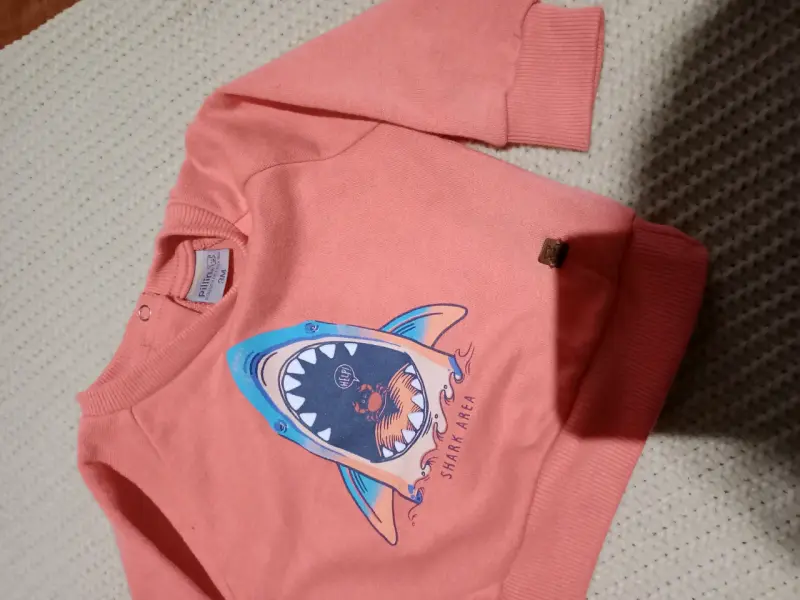 Polerón infantil naranja con diseño de tiburón - 3