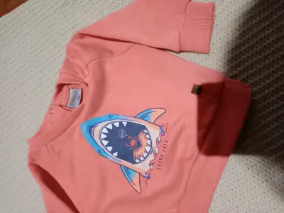 Polerón infantil naranja con diseño de tiburón - miniatura 3
