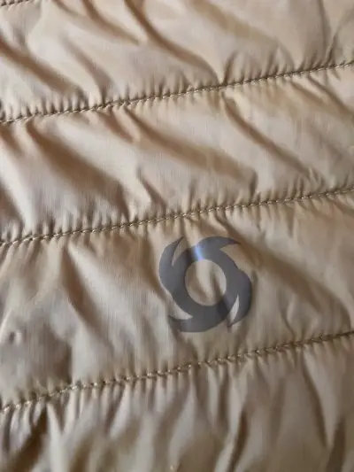 Chaqueta acolchada beige con cierre frontal - miniatura 1