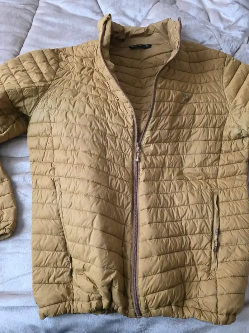 Chaqueta acolchada beige con cierre frontal - 2