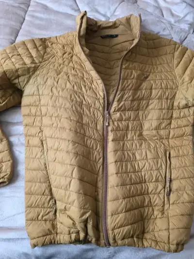 Chaqueta acolchada beige con cierre frontal - miniatura 2