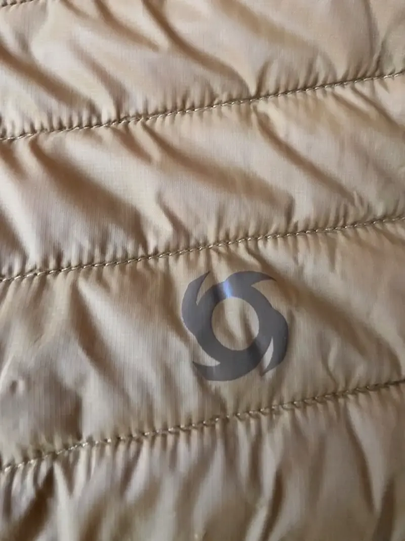Chaqueta acolchada beige con cierre frontal - 3