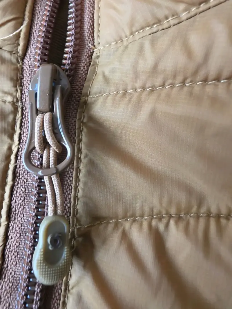 Chaqueta acolchada beige con cierre frontal - 4