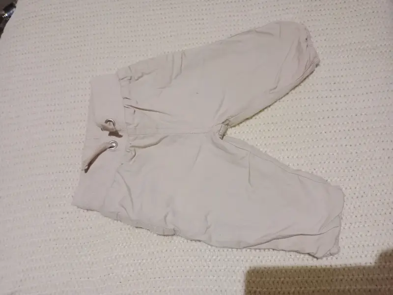 Pantalones cortos beige para bebé - 1