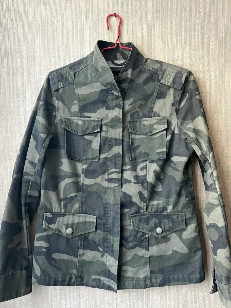 Chaqueta militar camuflada para mujer