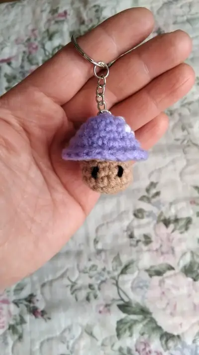 Llavero de hongo tejido a crochet - miniatura 1