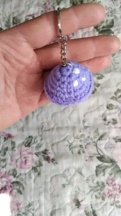 Llavero de hongo tejido a crochet - miniatura 2