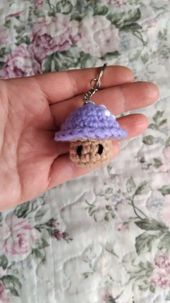 Llavero de hongo tejido a crochet - 3