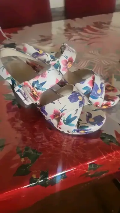 Sandalias de mujer con diseño floral - miniatura 1