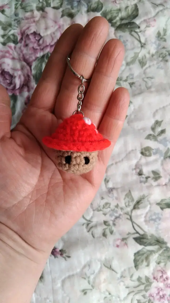 Llavero de hongo tejido a crochet