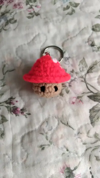 Llavero de hongo tejido a crochet - miniatura 2