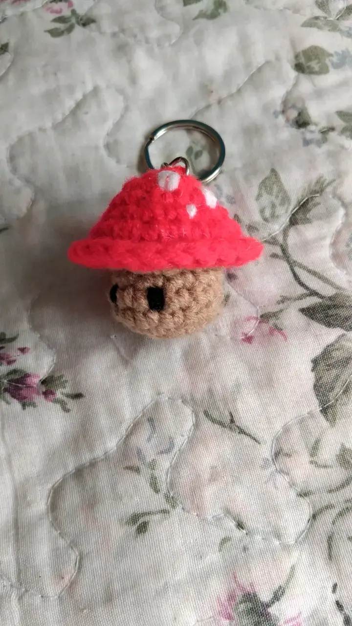 Llavero de hongo tejido a crochet - 3