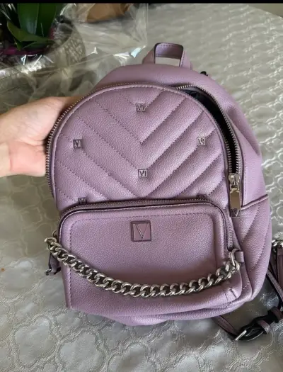 Mochila morada con cadena decorativa - miniatura 1