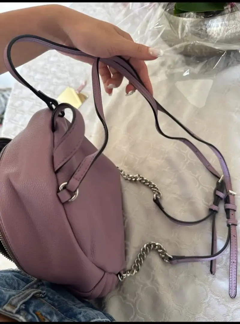 Mochila morada con cadena decorativa - 2