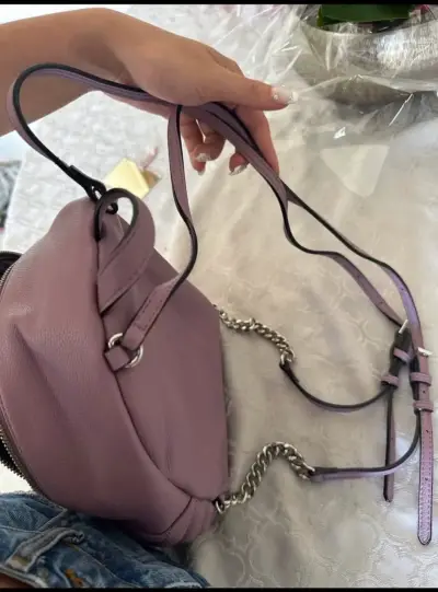Mochila morada con cadena decorativa - miniatura 2