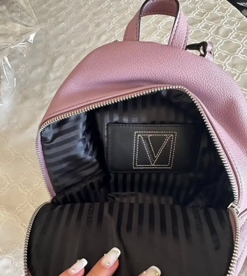 Mochila morada con cadena decorativa - 3