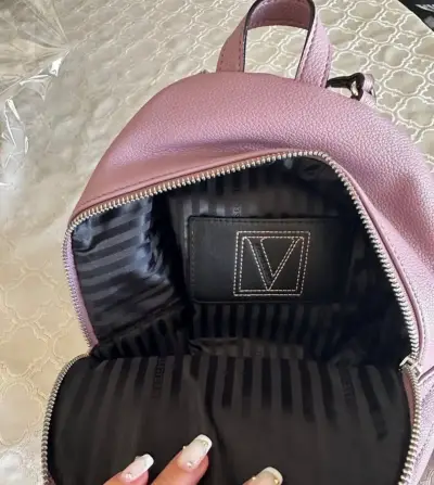 Mochila morada con cadena decorativa - miniatura 3