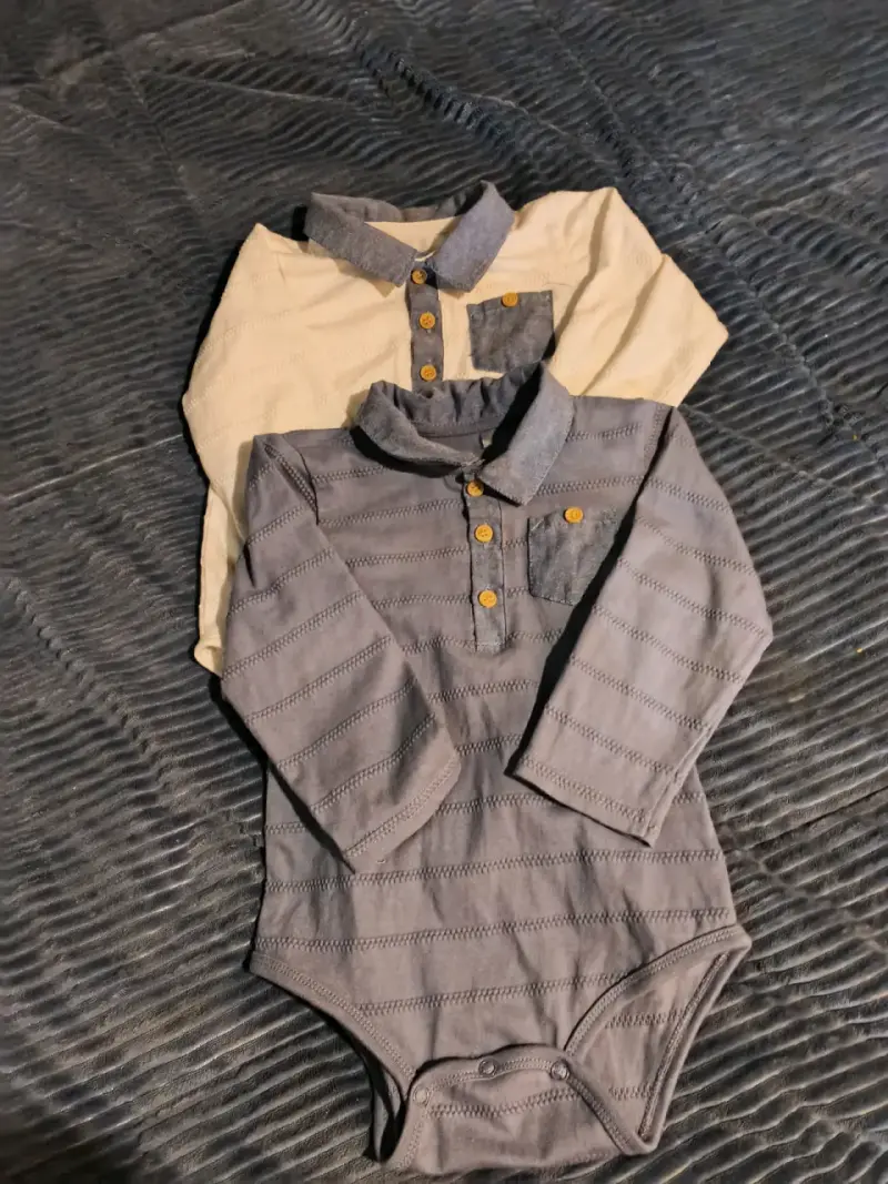 Conjunto de bodies para bebé con botones decorativos