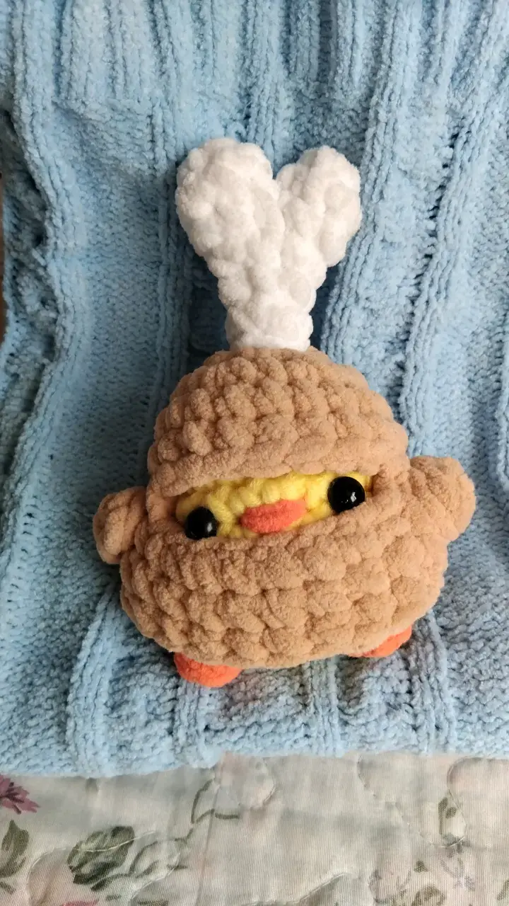 Peluche de pollito con disfraz