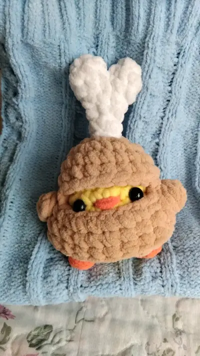 Peluche de pollito con disfraz - miniatura 1