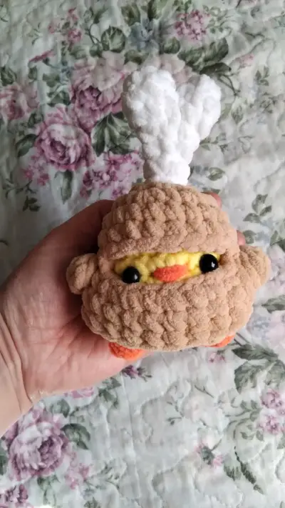 Peluche de pollito con disfraz - miniatura 2