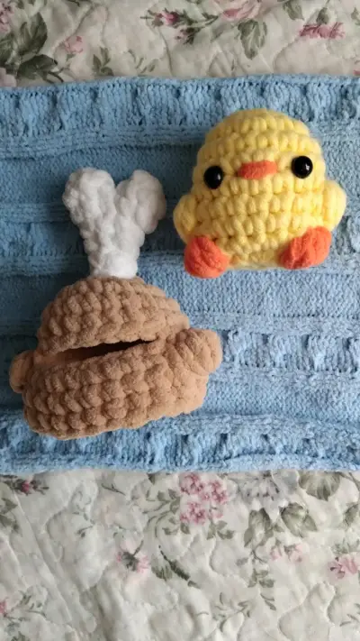 Peluche de pollito con disfraz - miniatura 3