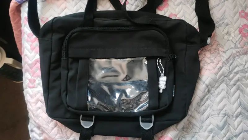Bolso negro con bolsillo transparente