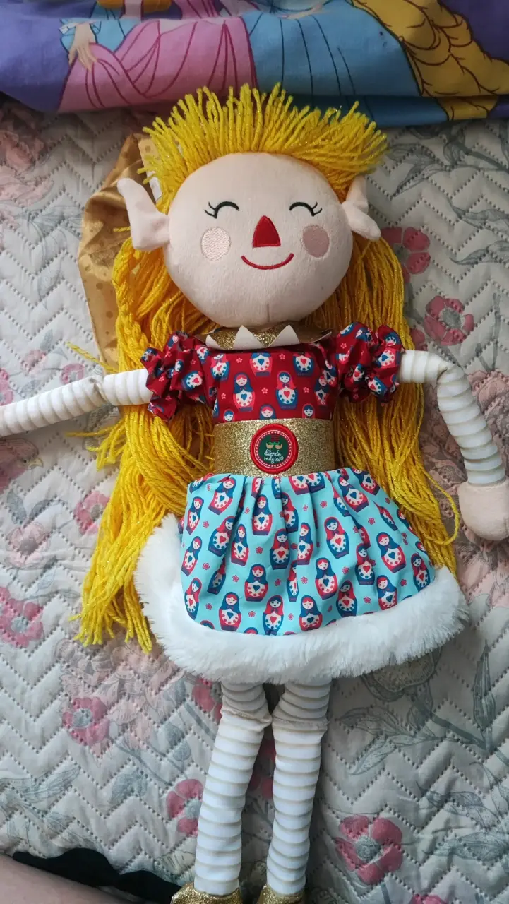 Muñeca de trapo Duende Mágico con vestido colorido